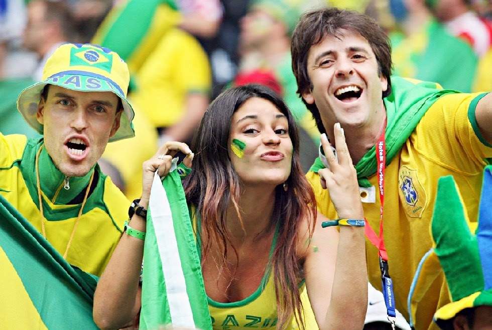 Бразильские болельщики 7 букв. Бразилия люди общение. Бразилия люди общение ухо. Турки Бразилия. Fan pictures 2010 Brazil.
