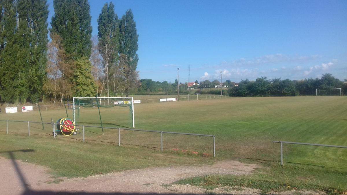 Terrain Stade Municipal  club Football AS VARENNES LE GRAND  Footeo